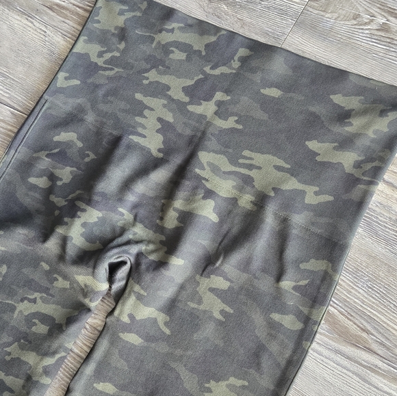 Spanx Look At Me Now Camo Leggings 🖤 Size XL – Never Worn - Picture 6 of 7